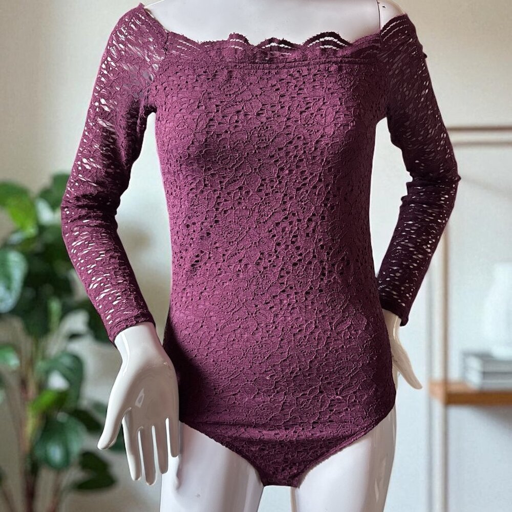 💋 Hollister Burgundy Lace Off-Shoulder Bodysuit – Size M (NWOT) 💋